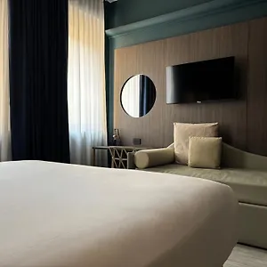 Av Hotell